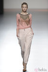 Pantalón a rayas y blusa con flecos de la colección primavera-verano 2013 de Kina Fernández