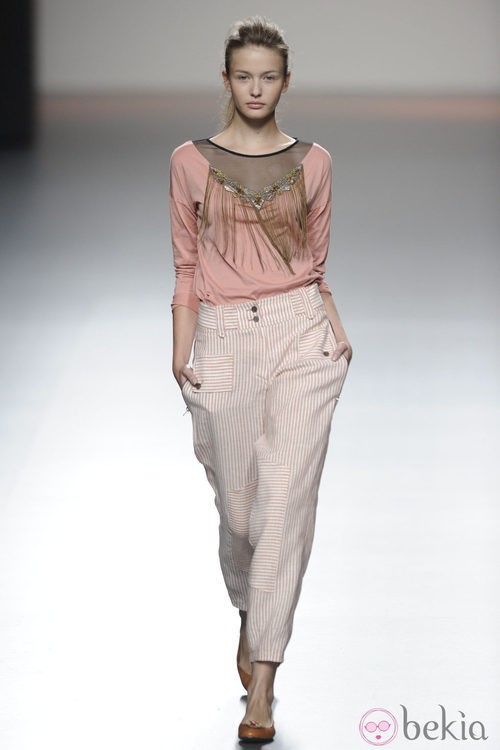 Pantalón a rayas y blusa con flecos de la colección primavera-verano 2013 de Kina Fernández