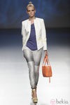 Americana blanca, pantalón gris y bolso naranja de la colección primavera/verano 2013 de Sara Coleman
