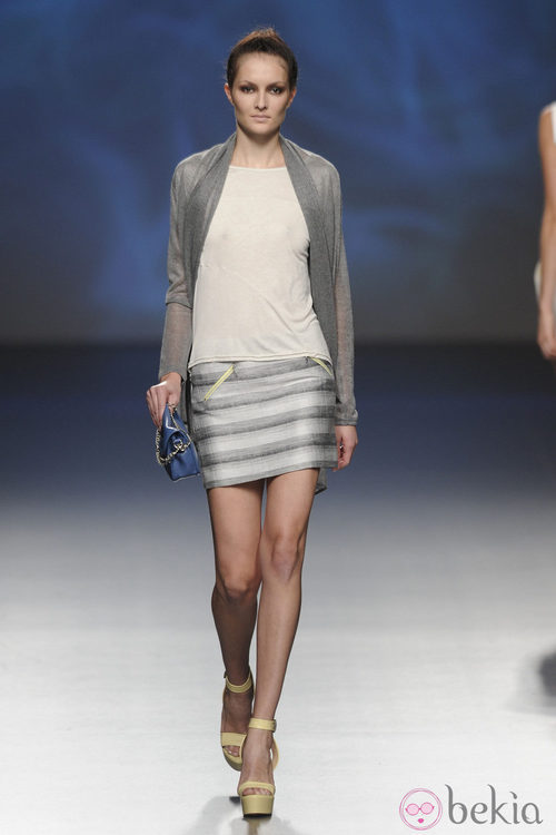 Minifalda rayada y bolso pequeño azul de la colección primavera/verano 2013 de Sara Coleman