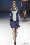 Vestido corto azul marino y verde con fular gris de la colección primavera/verano 2013 de Sara Coleman