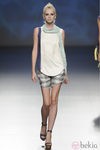 Pantalón corto y camiseta de tirantes blanca y azul marino de la colección primavera/verano 2013 de Sara Coleman