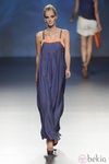 Vestido largo azul marino con detalles naranjas en el escote de la colección primavera/verano 2013 de Sara Coleman