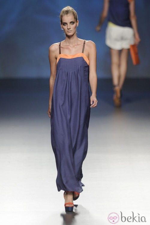 Vestido largo azul marino con detalles naranjas en el escote de la colección primavera/verano 2013 de Sara Coleman