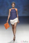 Pantalón corto blanco, camiseta azul marino y naranja, bolso cartera naranja de la colección primavera/verano 2013 de Sara Coleman