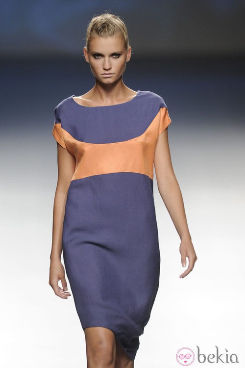 Vestido corto azul marino y naranja de la colección primavera/verano 2013 de Sara Coleman