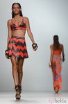 Falda negra y roja de tiro alto con top a juego de la colección primavera/verano 2013 de María Escoté