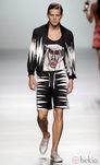 Pantalón corto y chaqueta negra y blanca de dientes, con camiseta canibal de la colección primavera/verano 2013 de María Escoté