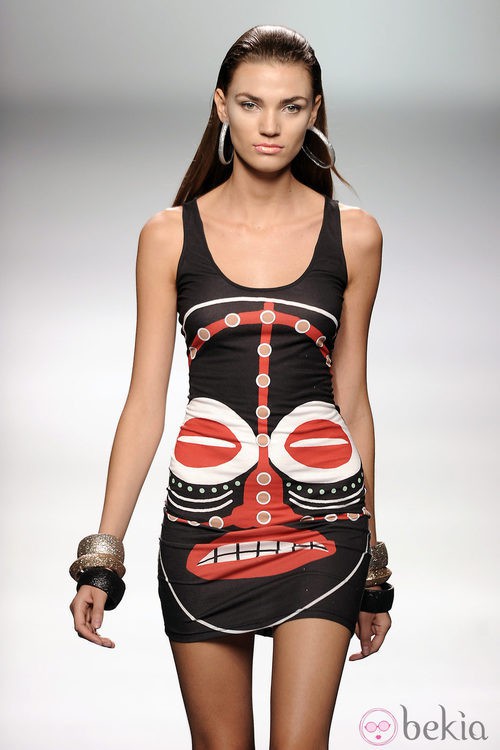 Vestido ajustado étnico de la colección primavera/verano 2013 de María Escoté