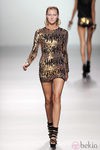 Vestido negro corto repleto de lentejuelas doradas de la colección primavera/verano 2013 de María Escoté