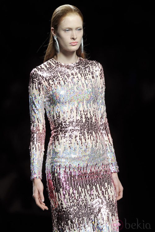 Vestido largo de manga larga de lentejuelas rosas y plateadas de la colección primavera/verano 2013 de María Escoté