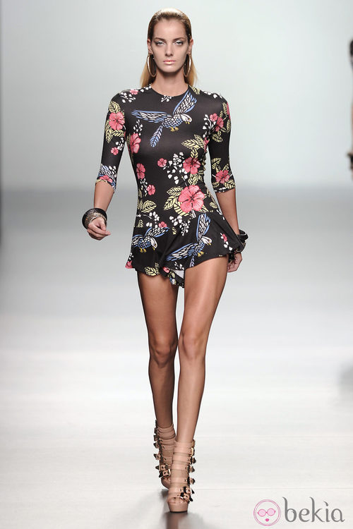 Vestido corto con vuelo y manga 3/4 de la colección primavera/verano 2013 de María Escoté