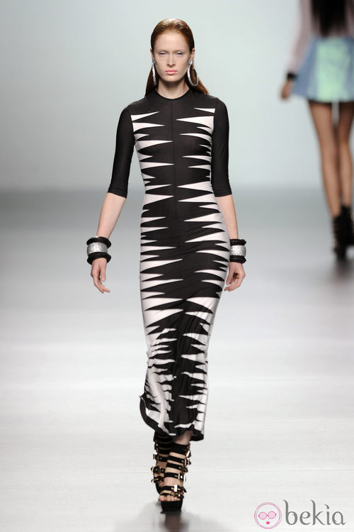 Vestido largo manga 3/4 blanco y negro de la colección primavera/verano 2013 de María Escoté