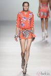 Falda de vuelo felina con chaqueta de cremallera a un lado de la colección primavera/verano 2013 de María Escoté