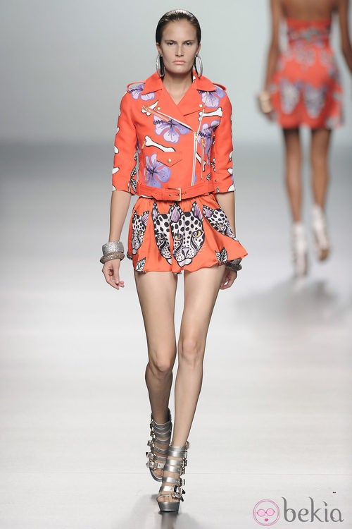 Falda de vuelo felina con chaqueta de cremallera a un lado de la colección primavera/verano 2013 de María Escoté