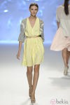 Vestido amarillo de escote en pico de la colección primavera/verano 2013 de Sita Murt