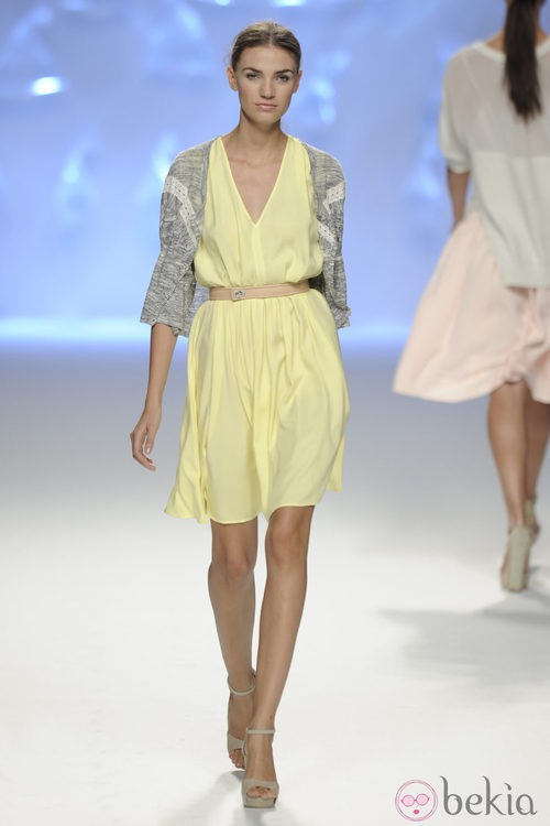 Vestido amarillo de escote en pico de la colección primavera/verano 2013 de Sita Murt