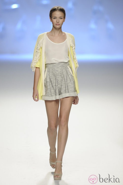 Pantalón corto de tiro alto y chaqueta amarilla en pico de la colección primavera/verano 2013 de Sita Murt