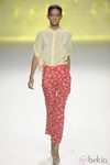 Pantalón pesquero rosa y rojo con blusa amarilla de la colección primavera/verano 2013 de Sita Murt