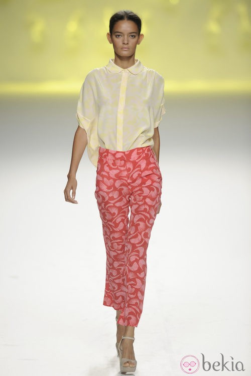 Pantalón pesquero rosa y rojo con blusa amarilla de la colección primavera/verano 2013 de Sita Murt