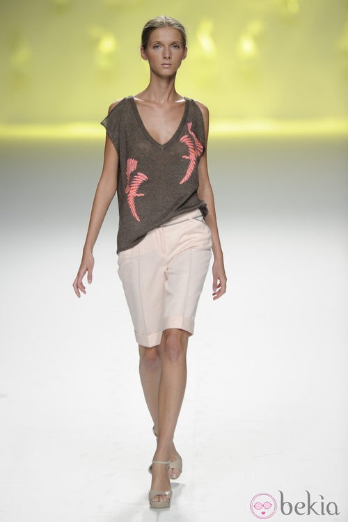 Bermuda salmón y jersey de punto en pico de la colección primavera/verano 2013 de Sita Murt