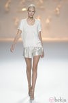 Pantalón corto blanco brillante y camiseta blanca de la colección primavera/verano 2013 de Sita Murt