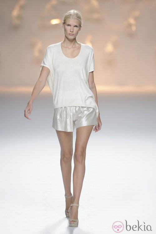 Pantalón corto blanco brillante y camiseta blanca de la colección primavera/verano 2013 de Sita Murt