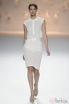 Falda de punto blanca y camiseta de punto con pedrería de la colección primavera/verano 2013 de Sita Murt