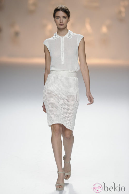 Falda de punto blanca y camiseta de punto con pedrería de la colección primavera/verano 2013 de Sita Murt