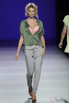 Blusa de seda verde militar, sujetador rosa fosforito y pantalón gris de sport de la colección primavera/verano 2013 de TCN