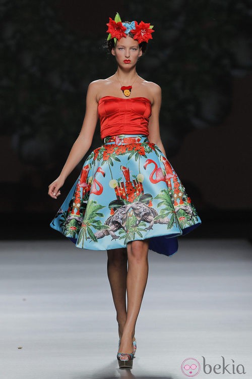 Top rojo de escote palabra de honor de Maya Hansen, colección primavera-verano 2013
