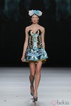 Corsé turquesa con detalles metálicos de Maya Hansen, colección primavera-verano 2013