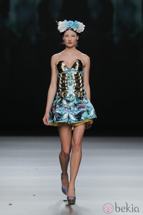 Corsé turquesa con detalles metálicos de Maya Hansen, colección primavera-verano 2013