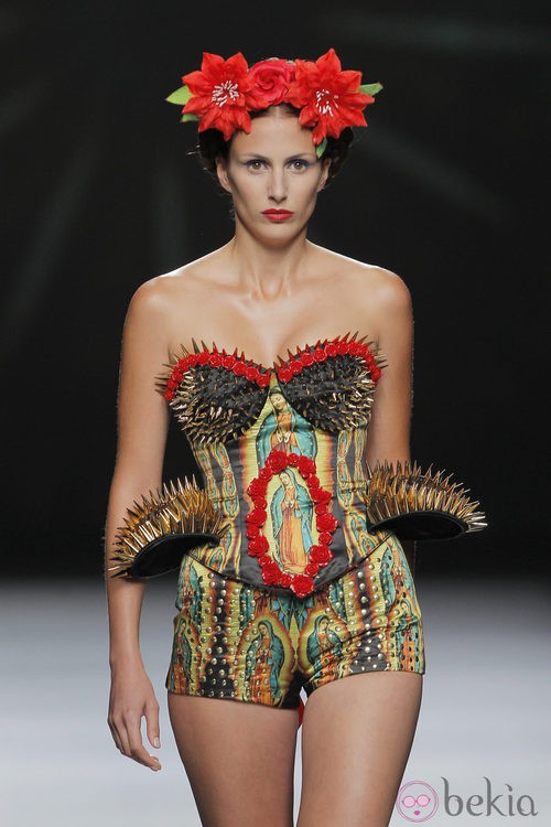Corsé con estampado religioso y pinchos de Maya Hansen, colección primavera-verano 2013