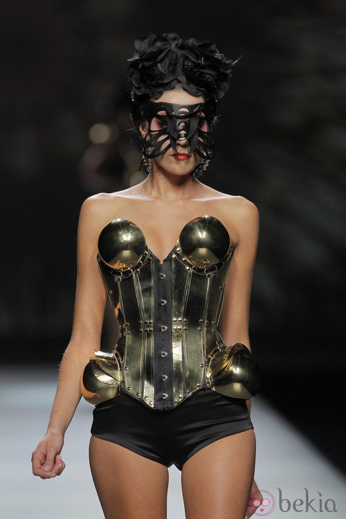 Corsé metálico de Maya Hansen, colección primavera-verano 2013