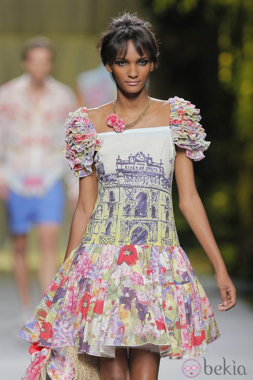 Vestido con volantes en los hombros de Francis Montesinos, colección primavera/verano 2013