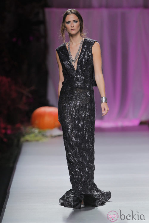 Vestido de noche con escote pico de Francis Montesinos, colección primavera/verano 2013