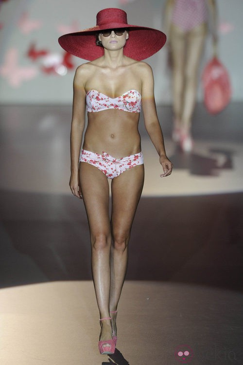 Bikini estampado de flores y pamela roja de la colección primavera/verano 2013 de Guillermina Baeza