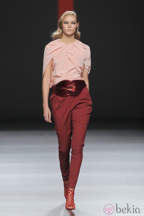 Blusa con capelina de Miguel Palacio, colección primavera/verano 2013