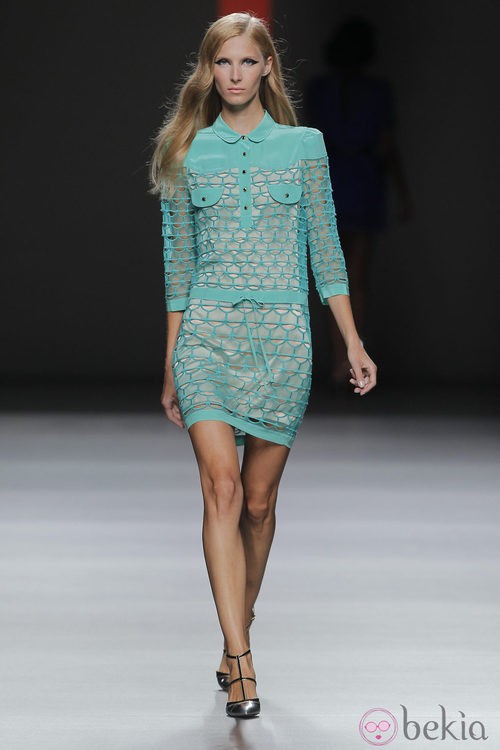 Vestido calado en tono aguamarina de Miguel Palacio, colección primavera/verano 2013