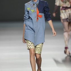 Camisa larga denim y gorra hip hop de la colección primavera-verano 2013 de Arnau Bosch
