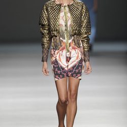 Chaqueta torera acolchada dorada y vestido estampado de la colección primavera-verano 2013 de Arnau Bosch