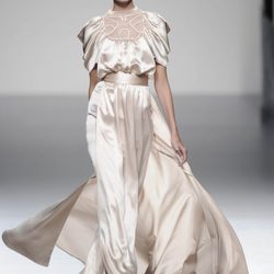 Vestido nude de raso largo con vuelo de la colección primavera/verano 2013 de Leyre Valiente