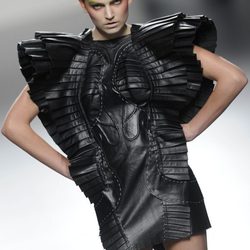 Vestido de cuero armado negro de la colección primavera/verano 2013 de Leyre Valiente