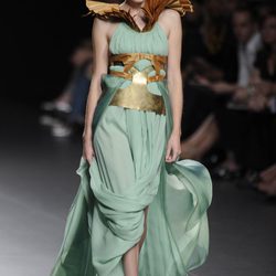 Vestido verde pastel largo con hombreras doradas de la colección primavera/verano 2013 de Leyre Valiente