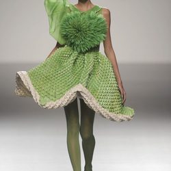 Vestido verde armado con flor de origami de la colección primavera/verano 2013 de Eva Soto