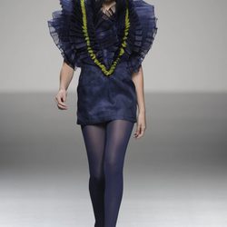 Vestido azul Klein corto y medias a juego de la colección primavera/verano 2013 de Eva Soto