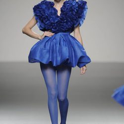Vestido azul eléctrico corto armado y medias a juego de la colección primavera/verano 2013 de Eva Soto