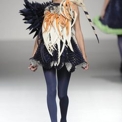 Vestido simulando un pájaro de la colección primavera/verano 2013 de Eva Soto