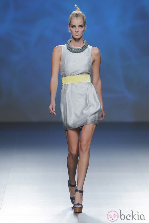Vestido gris sin mangas de Sara Coleman, colección primavera/verano 2013